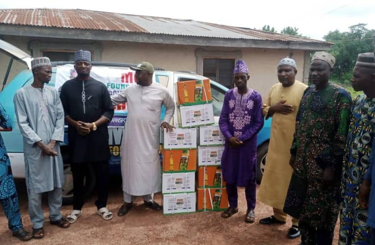 Empowering Farmers 2025: MOK Foundation train reaches Ifelodun LG, distributes Chemicals, Sprayers, others to farmers in Omupo