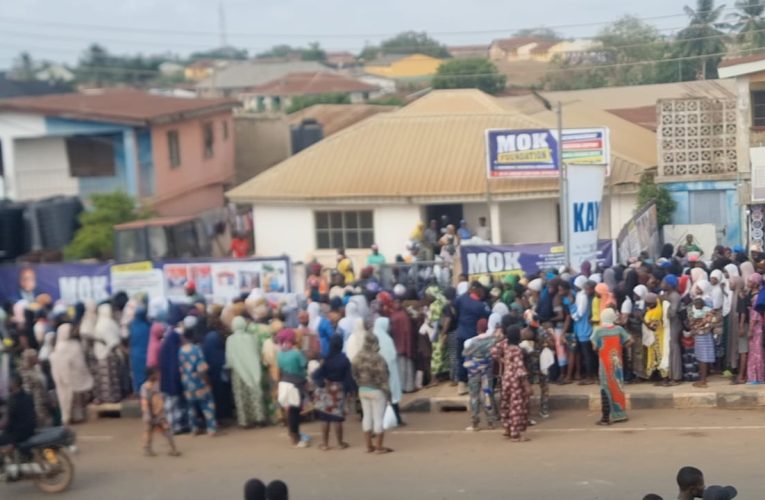 Festive season: MOK Foundation distributes Food items to 3,000 Muslims, Christians in Offa