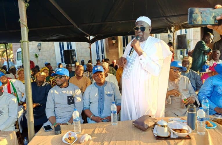 MM Urges Supporters to Remain Committed to PDP as he Rewarded Some of His Long Standing Supporters with Cars and Cash Gift